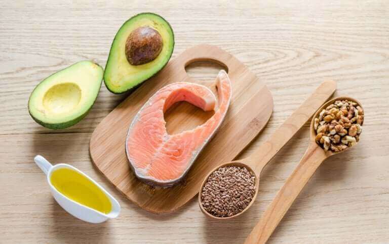 Les graisses saines dans les avocats et le saumon