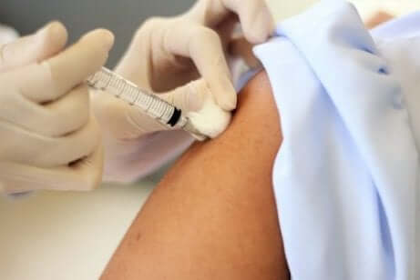 Les vaccins contre les allergies s'administrent dans la partie supérieure du bras