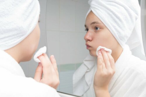 Le nettoyage de la peau et les traitements contre l'acné