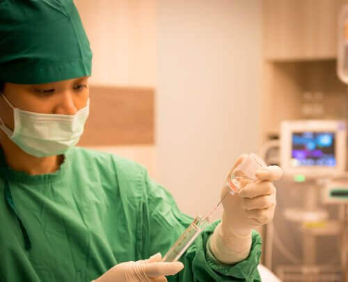 L'administration d'une dose d'analgésique