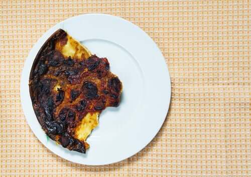 Le fait de penser que manger des toasts brûlés cause le cancer fait partie des fake news sur l'alimentation