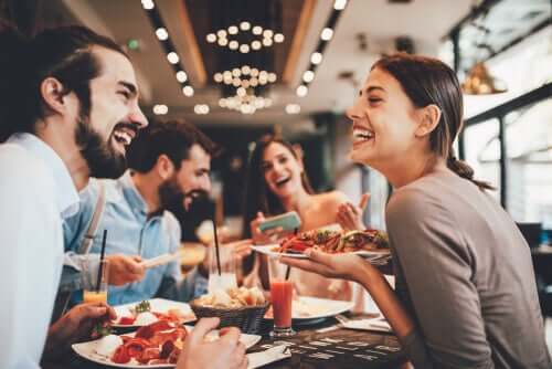 Il est possible de bien manger en dehors de chez soi : c'est le cas de ces amis