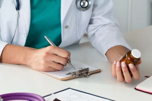 Un médecin qui prescrit des antibiotiques