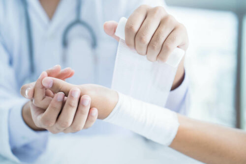 La pose d'un bandage suite à une entorse au poignet