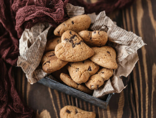 Des biscuits à la crème avec des pépites de chocolat