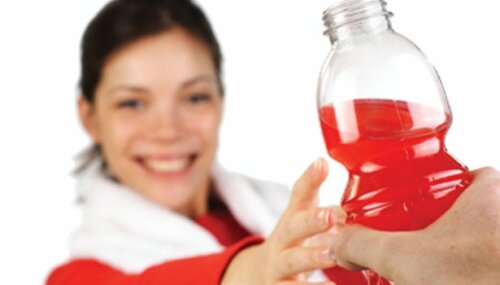 Une femme qui tend la main vers une boisson énergétique
