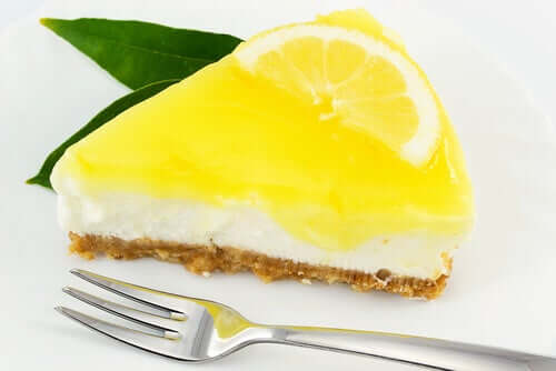 Le cheesecake sans sucre avec une base biscuits