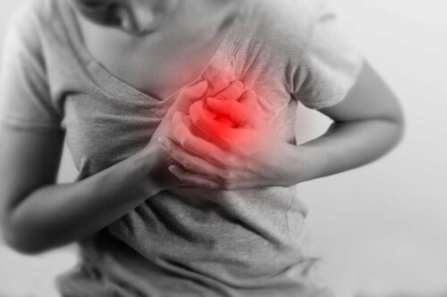Une femme souffrant du syndrome du coeur en vacances