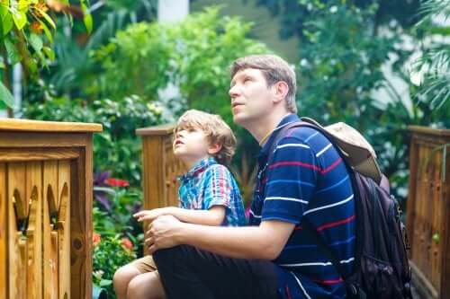 Un père en train de susciter l'intérêt pour les musées chez son fils