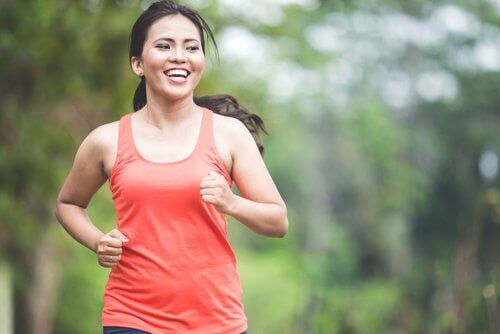 Une femme souriante faisant un jogging