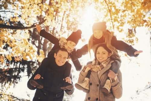 Une famille en promenade sous les couleurs de l'automne