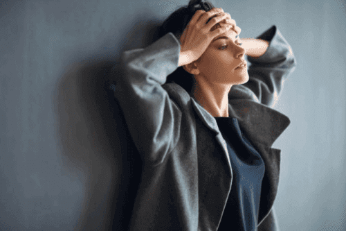 Une femme stressée par le mois de décembre