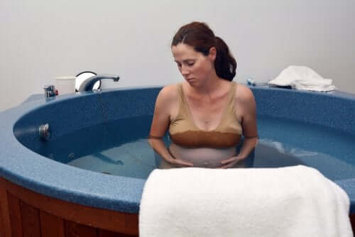 Une femme enceinte qui s'apprête à faire son accouchement dans l'eau