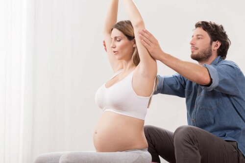 Une femme enceinte qui apprend les effets de la respiration