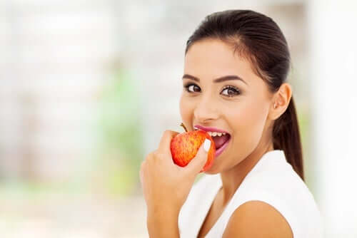 Une femme qui mange une pomme