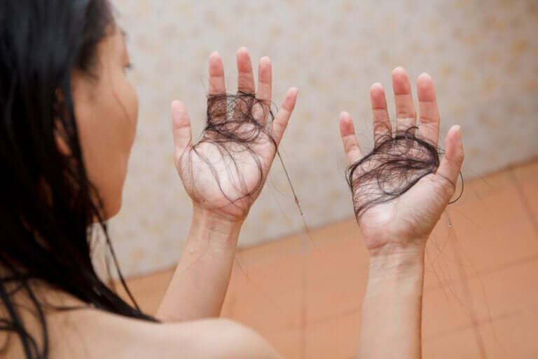 Une femme perdant ses cheveux à l'automne