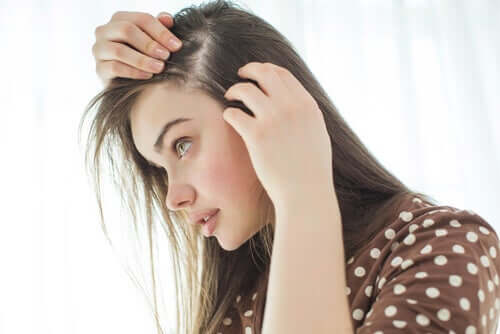 Pourquoi les cheveux gris apparaissent-ils ?