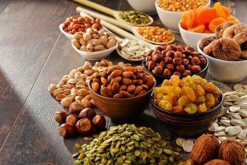 Les fruits secs font partie des aliments vegan riches en calories