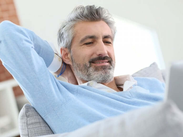 Un homme aux cheveux gris