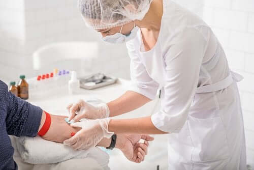 Une injection intra-osseuse en cours
