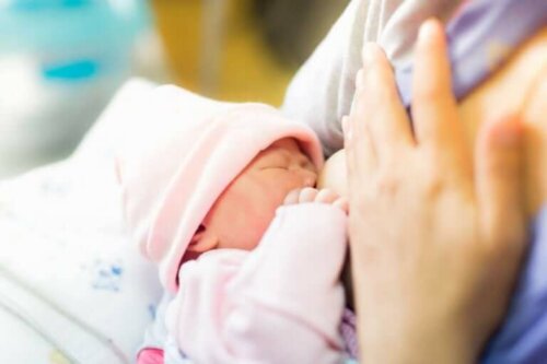 Un bébé se nourrissant de lait maternel