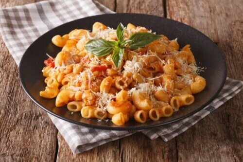 Des macaronis au thon dans une assiette