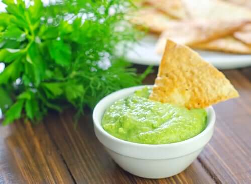 Une dip de sauce crémeuse d'avocat