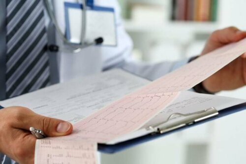 Un médecin évaluant un électrocardiogramme