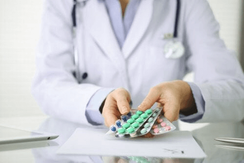 Un médecin prescrivant des corticoïdes