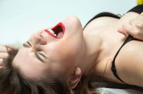 Une femme qui vit un orgasme prolongé