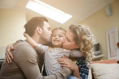 Une petite fille entourée de ses parents