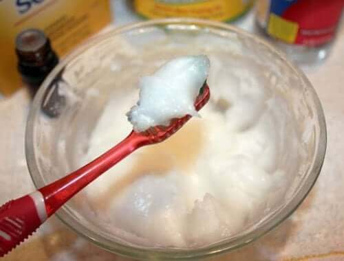 Une pâte avec du bicarbonate de soude pour se blanchir les dents