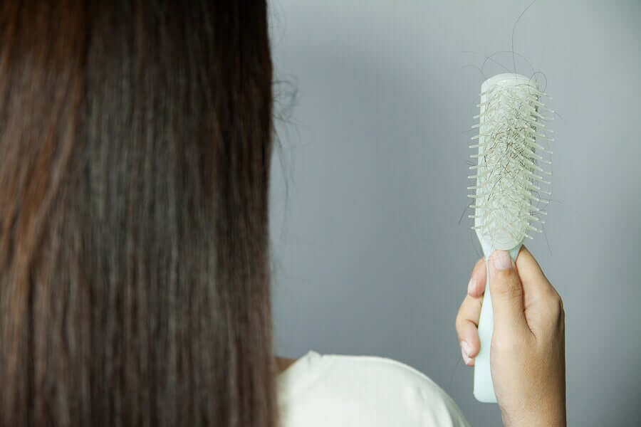 Les cheveux d'une femme sur sa brosse