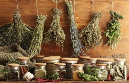 Ajouter des herbes aromatiques au beurre à l'ail