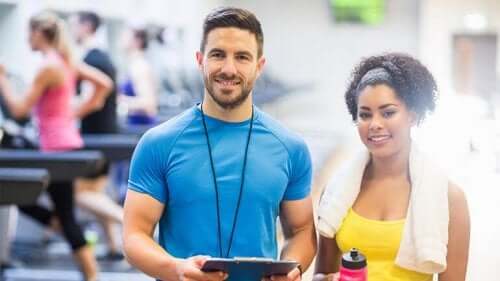 Un psychologue du sport et une femme qui veut s'entraîner