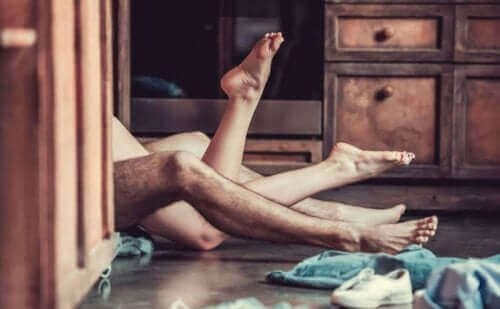 Un couple lors de sa nuit de noces