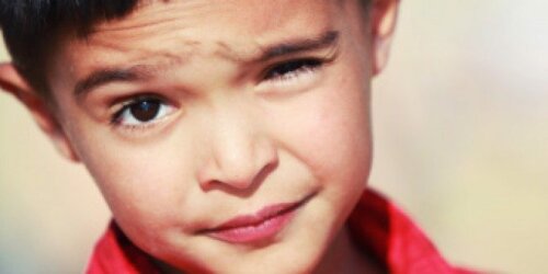 Un jeune garçon avec des tics nerveux en raison du syndrome de Gilles de la Tourette