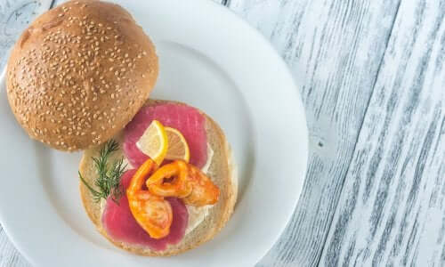 Des hamburgers de thon à l'ail