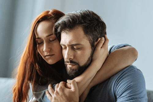 Un couple soudé dont on perçoit l'attachement