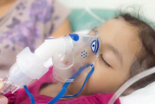 Une jeune fille sous assistance respiratoire.