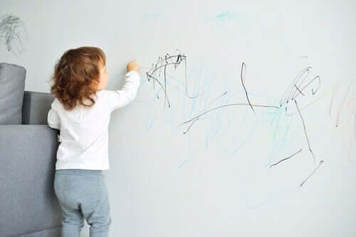 On peut nettoyer des traces de crayon sur les murs grâce au sèche-cheveux