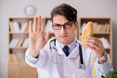 Un médecin invitant à éviter le pain