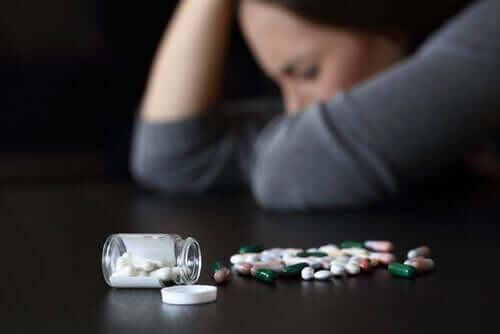 Une femme prenant des médicaments provoquant la somnolence