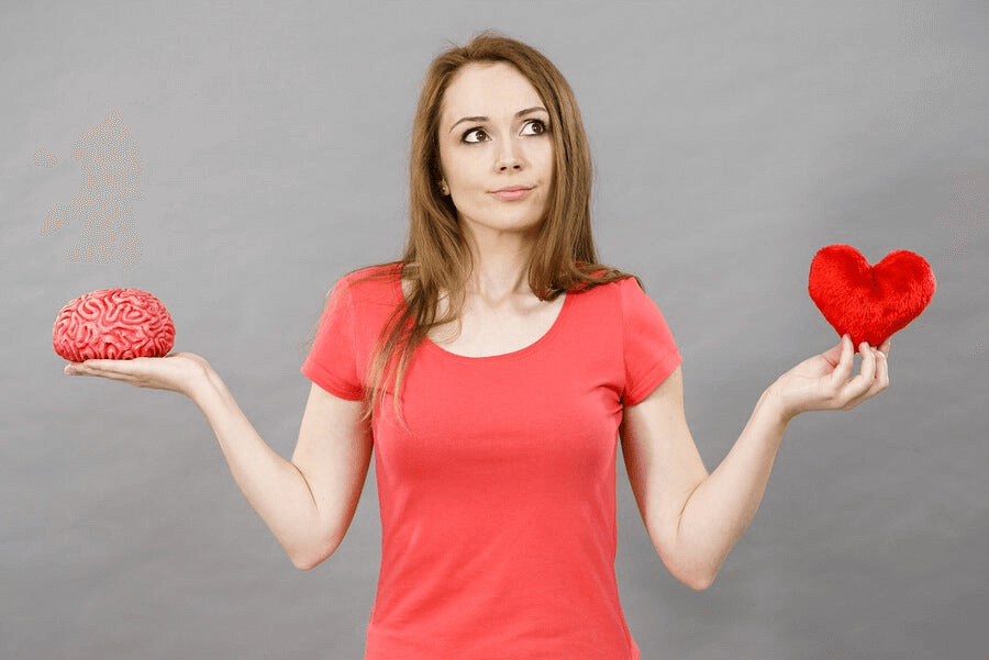 Une femme avec un coeur et un cerveau