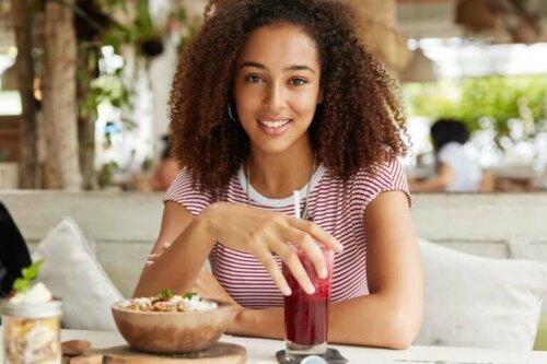 Une femme mangeant un smoothie bowl