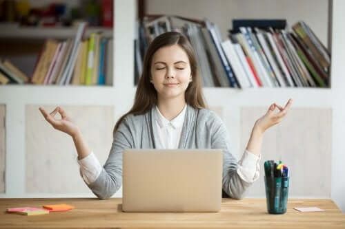 Une femme qui fait de la méditation