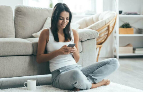 Une femme concernée par le syndrome de la nuque brisée