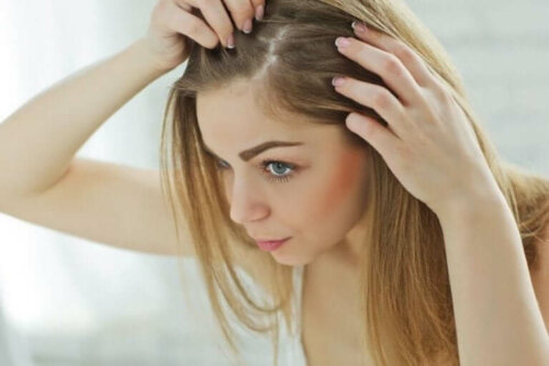 Une femme qui cherche si elle a des cheveux gris