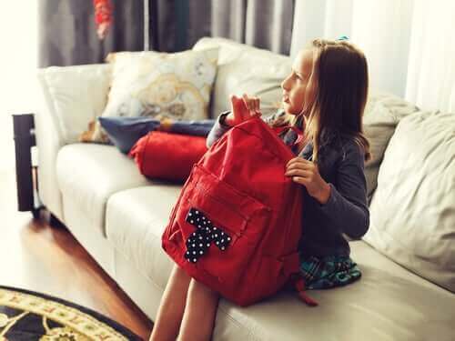 Une fillette préparant son sac d'école
