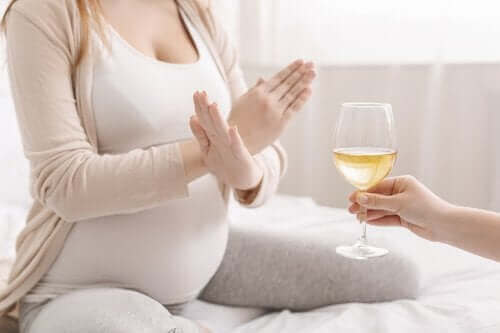 La liste des aliments à consommer pendant la grossesse exclut l'alcool